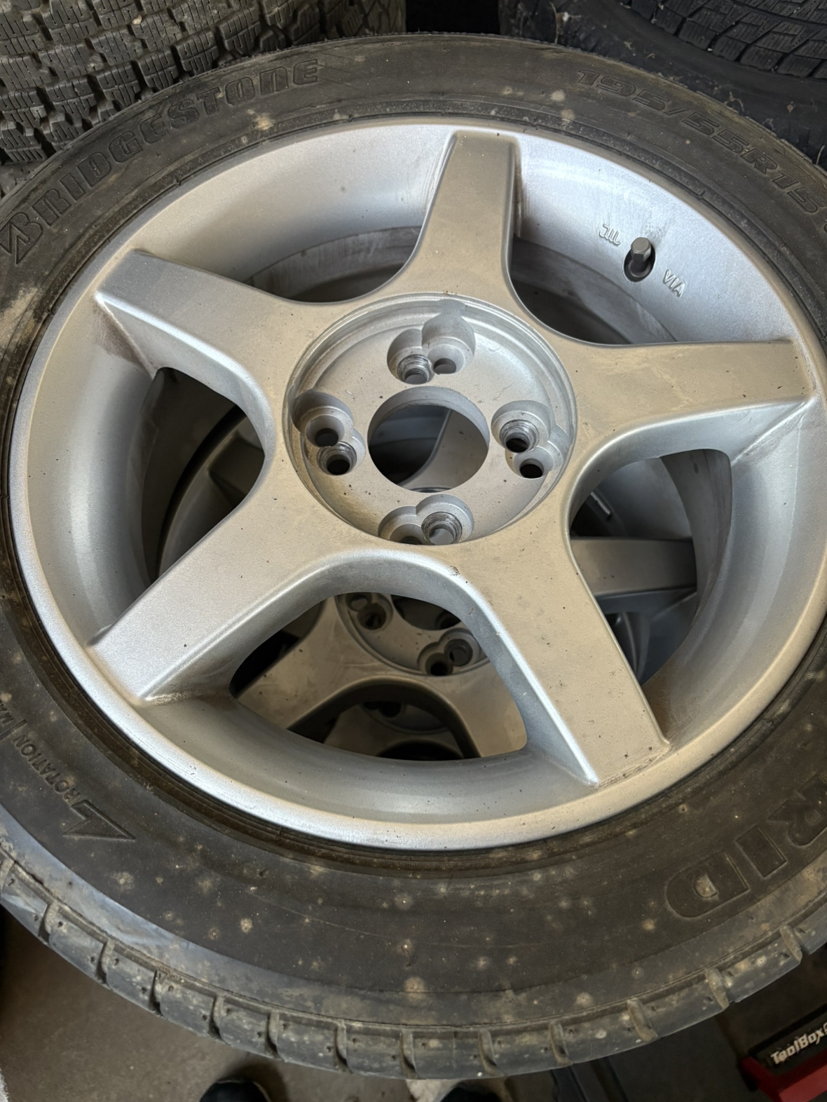 タイヤ回収のイメージ - アルミホイール付き自動車タイヤ